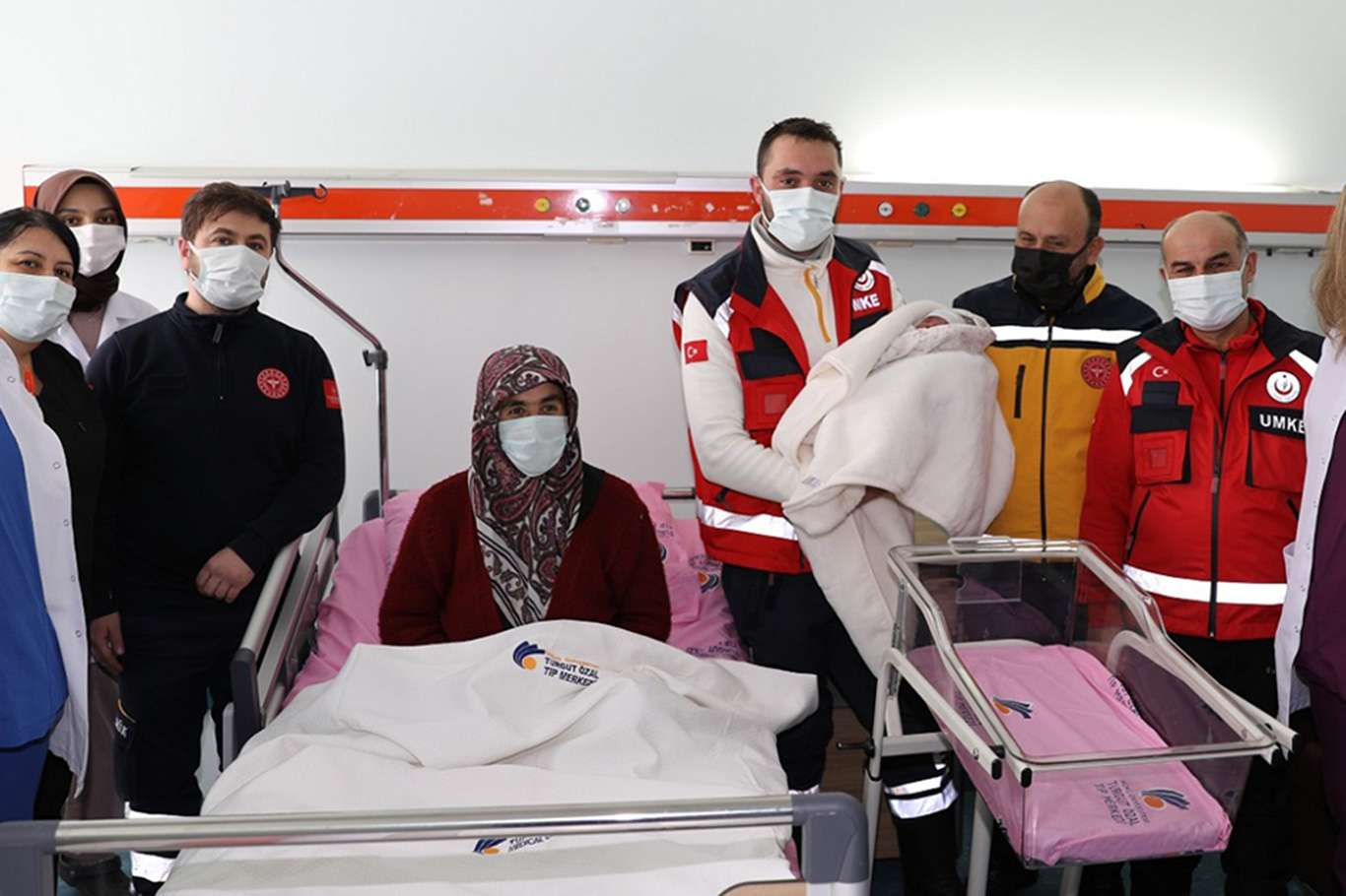 Evde doğum yapan anne ile bebeği 17 saatlik çalışmanın ardından hastaneye ulaştırıldı Evde doğum yapan anne ile bebeği 17 saatlik çalışmanın ardından hastaneye ulaştırıldı